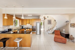 Fridge, microwave, oven, coffee/tea maker - Larnaca Chelidonia Seafront Villa (Meneou)