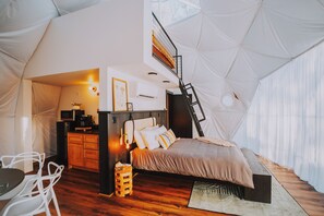 1 bedroom, iron/ironing board, WiFi, bed sheets - Diamond Geodesic Dome at Starlight Haven Resort (Hot Springs)
