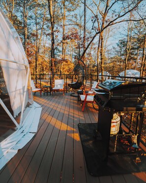 Outdoor dining - MacArthur Geodesic Dome at Starlight Haven Resort (Hot Springs)
