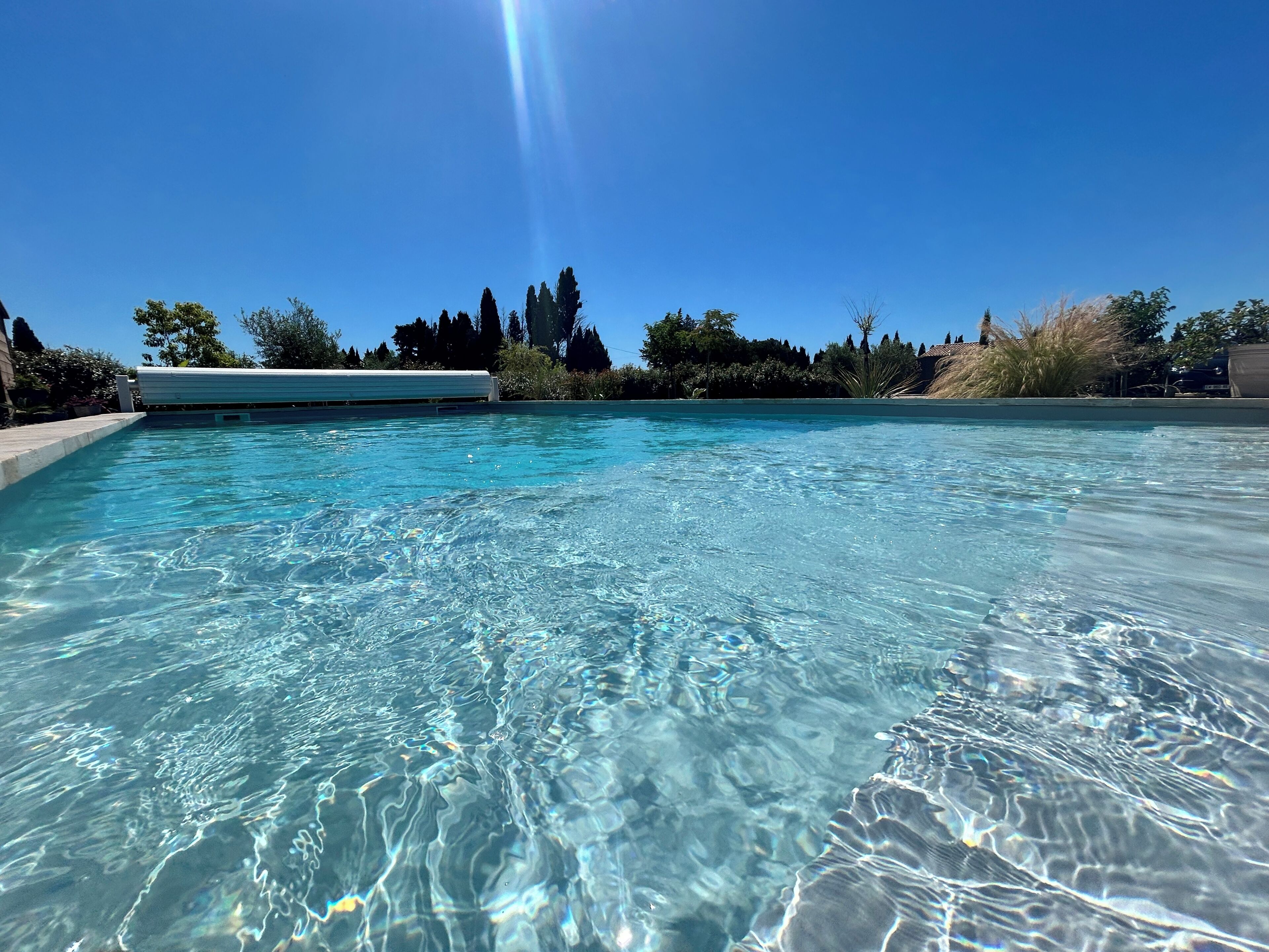 Een buitenzwembad en een verwarmd zwembad