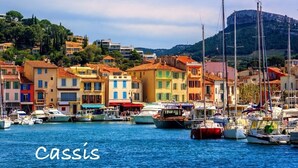 Un port de plaisance avec des bâtiments aux couleurs vives et des bateaux.