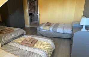 5 bedrooms, in-room safe, desk, iron/ironing board