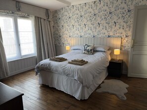 5 chambres, coffres-forts dans les chambres, bureau