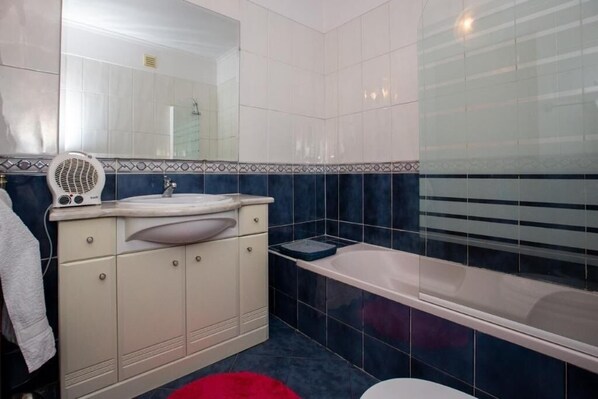 Hårføner og håndklær