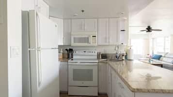 Comfort Apartment, City View | Private kitchen | Coffee/tea maker, toaster, dining tables
