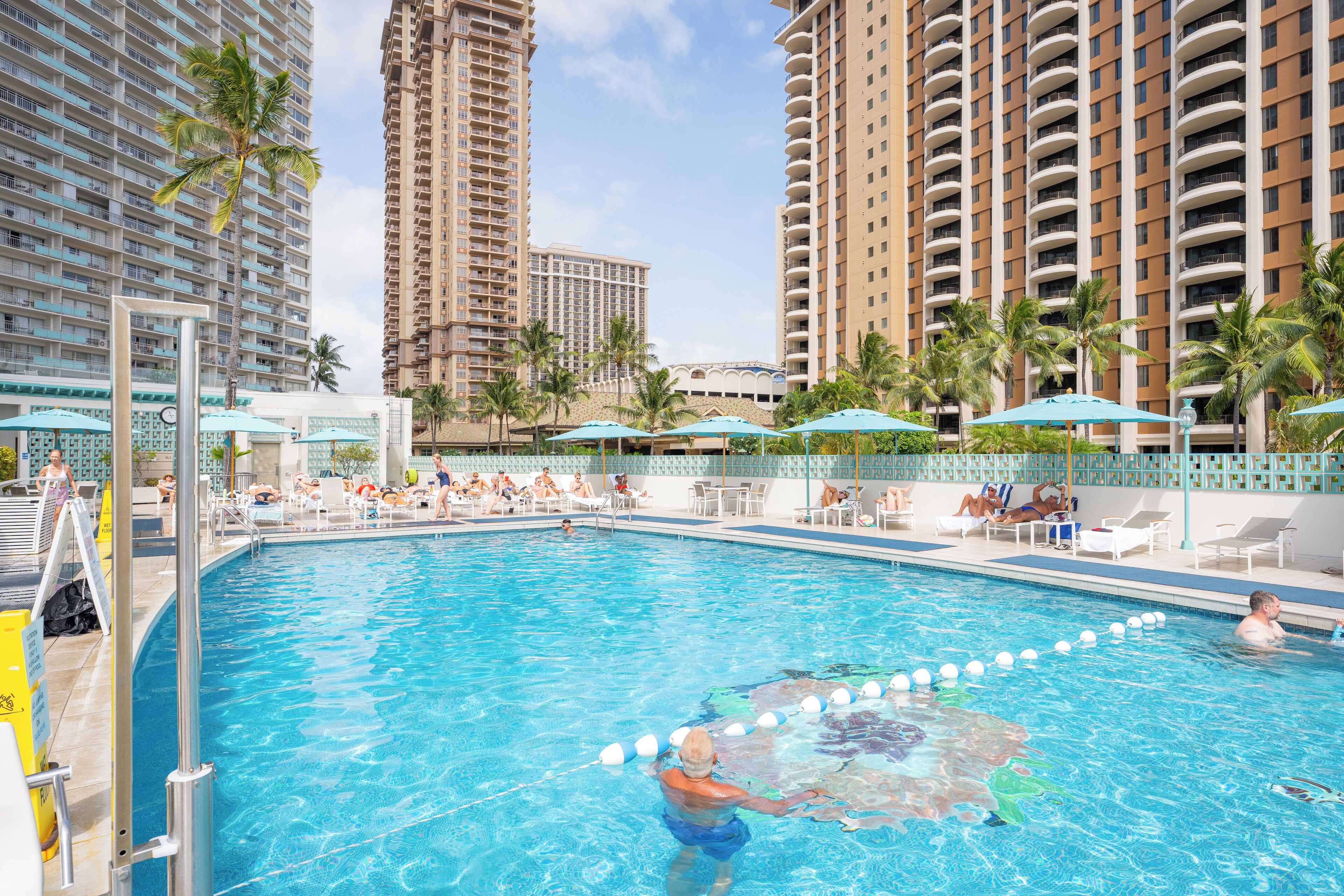 2 piscine all'aperto, ombrelloni da piscina, lettini