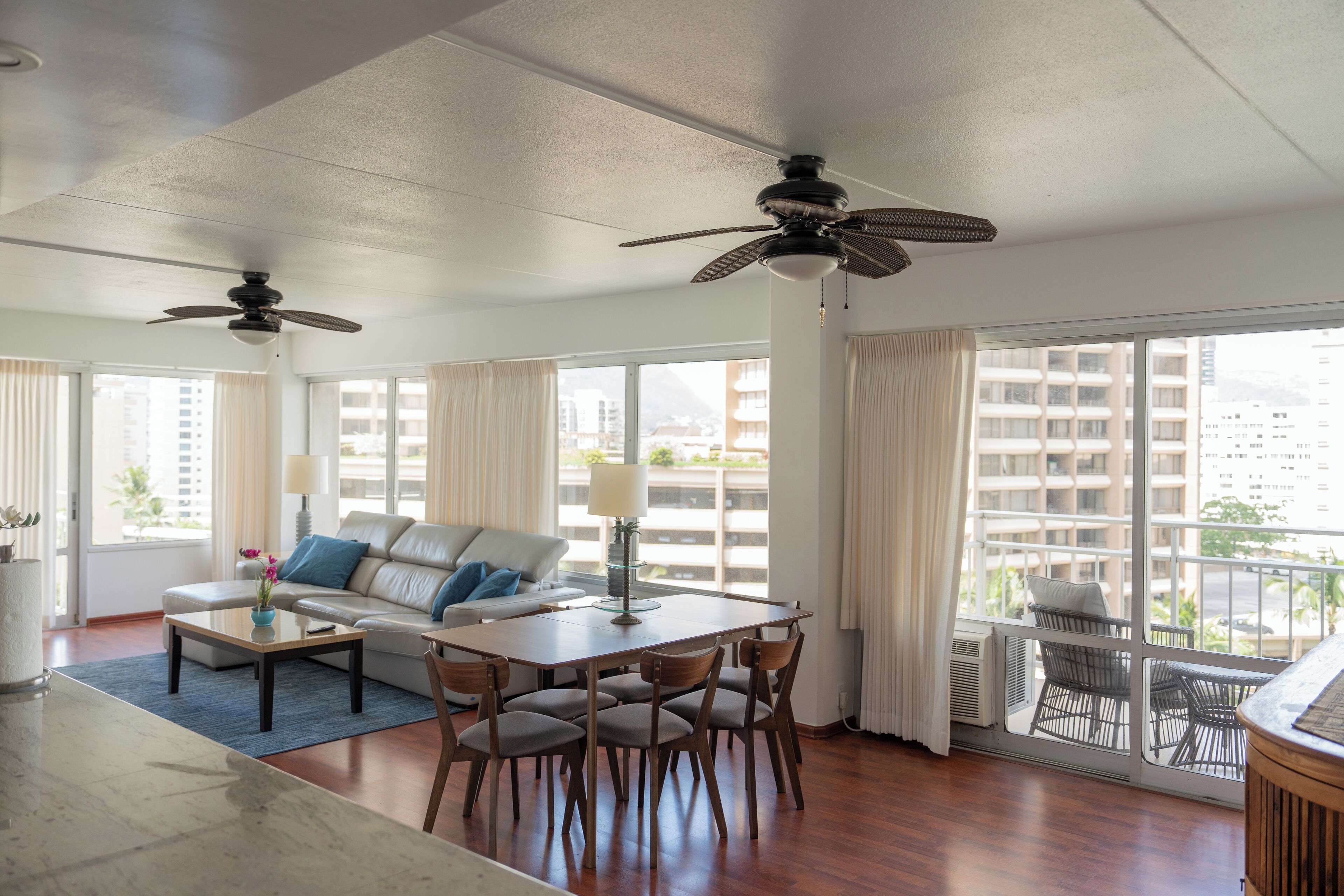 Apartamento conforto, vista para a cidade | Área de estar