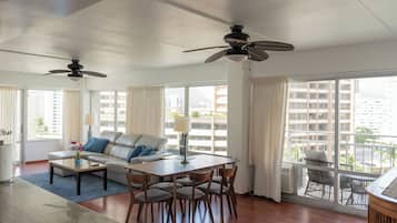 Apartamento conforto, vista para a cidade | Área de estar