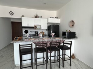 Apartamento, cozinha | Cozinha privada | Geladeira grande, micro-ondas, cooktop, torradeira