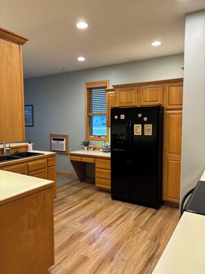 Fridge, microwave, oven, stovetop - Townhouse in beautiful North Helena Valley, below the majestic Sleeping Giant (Helena)