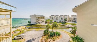 PENSACOLA BEACH WATERFRONT CONDO. Relaxing  water sound and views from the deck.