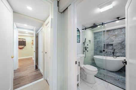 Hair dryer, towels, soap, shampoo. 16 shower Head Stay Luxury Stay