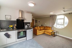 Geladeira, micro-ondas, fogão, torradeira