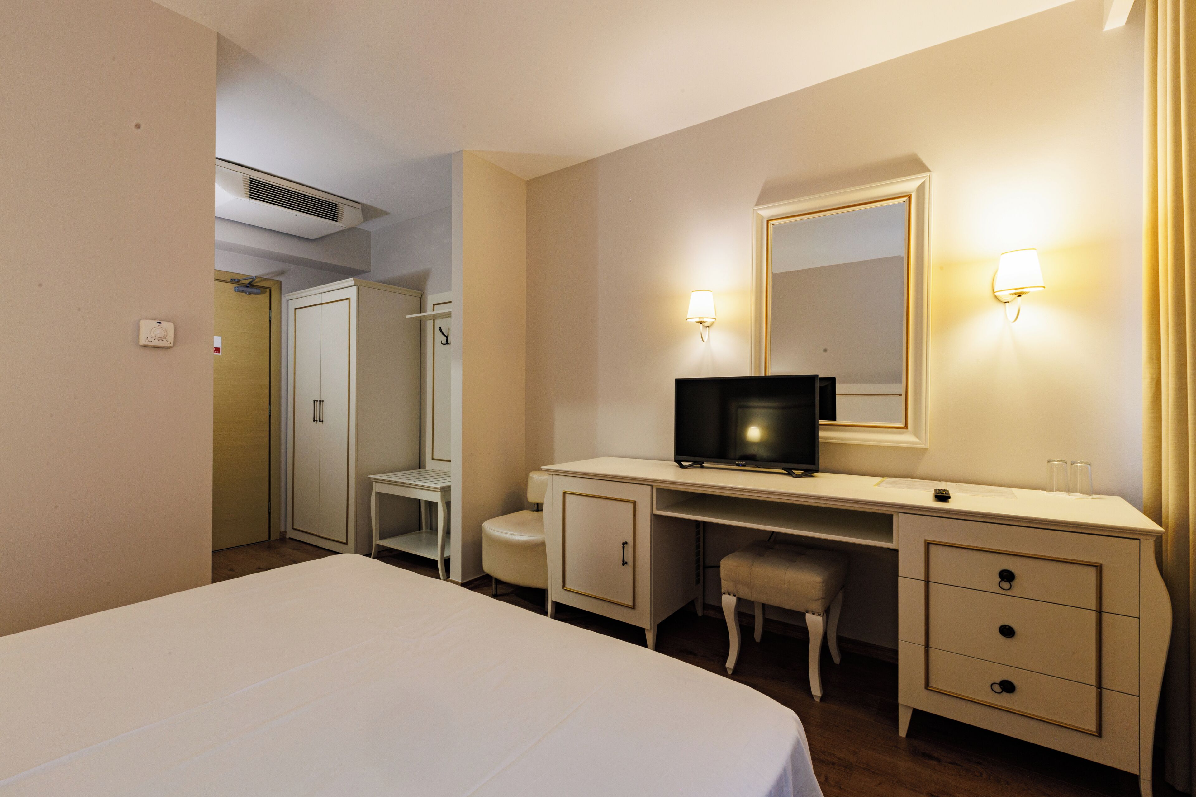 Ropa de cama de alta calidad, caja fuerte, escritorio