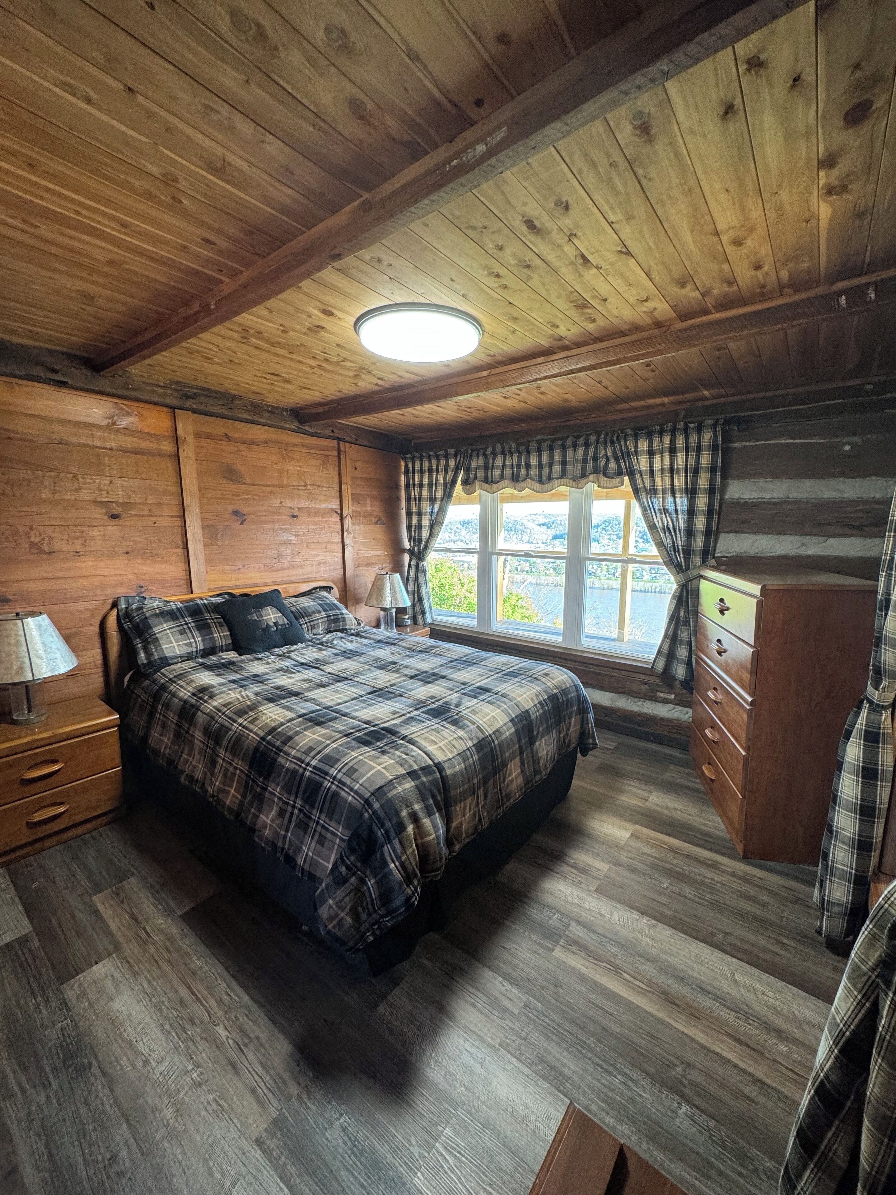 2 bedrooms, desk, iron/ironing board, WiFi