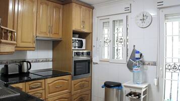 KĂŒhlschrank, Mikrowelle, Ofen, Herdplatte