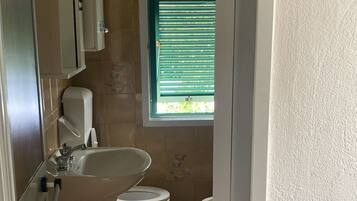 Dusche, Haartrockner, Bidet, Handtücher