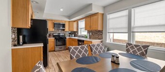 Spacious, Sunny and Clean Apartment 25 min from Downtown Chicago