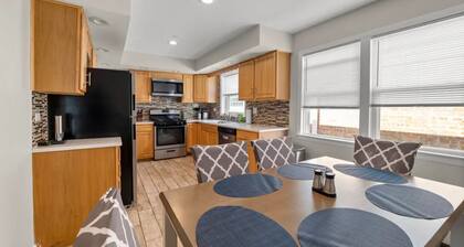 Spacious, Sunny and Clean Apartment 25 min from Downtown Chicago