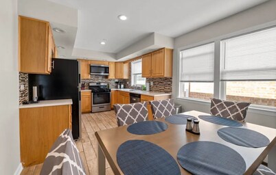 Spacious, Sunny and Clean Apartment 25 min from Downtown Chicago