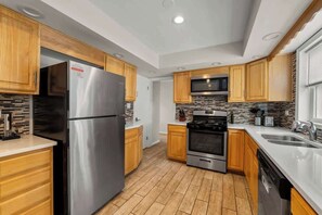 ثلاجة، ميكروويف، فرن، موقد طهي مسطح