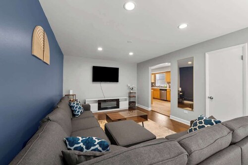 Cozy, Sunny, and Clean Apt 3 bd Free Parking