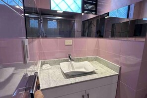 Dusche, Haartrockner, Handtücher, Seife