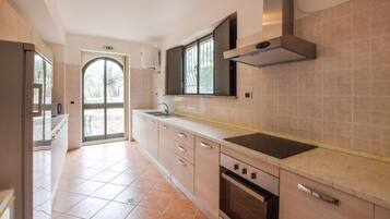 Frigorifero, forno, piano cottura, lavastoviglie