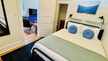 2 bedrooms, travel crib, WiFi (free), bed sheets