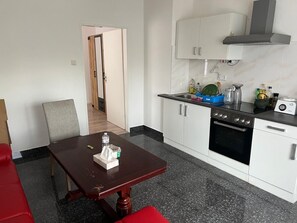 Kühlschrank, Mikrowelle, Herdplatte, Wasserkocher mit Kaffee-/Teezubehör