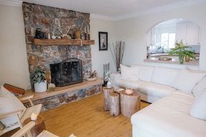 Smart TV, fireplace, stereo