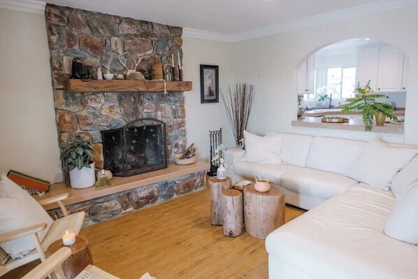 Smart TV, chimenea y estéreo 