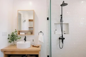 Douche, sĂšche-cheveux, serviettes fournies, savon