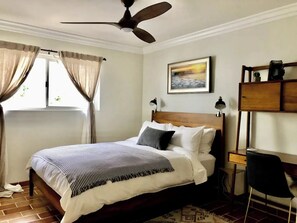 4 bedrooms, in-room safe, iron/ironing board, free WiFi - Casa Mar Vista-Private Yard w/Lush Views & Hot Tub (Vista)