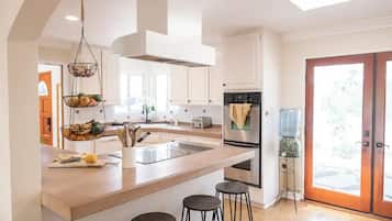 Geladeira, micro-ondas, fogão, cooktop