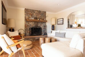 Smart TV, fireplace, stereo - Casa Mar Vista-Private Yard w/Lush Views & Hot Tub (Vista)