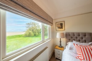 6 bedrooms, iron/ironing board, internet, bed sheets - Saltingsgarth, Brancaster, Norfolk (Wells-next-the-Sea)