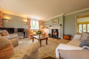 TV, fireplace - Saltingsgarth, Brancaster, Norfolk (Wells-next-the-Sea)