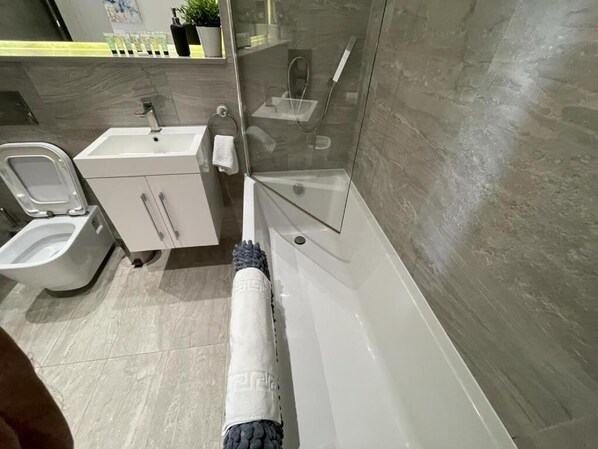 Appartement, 2 chambres, balcon, vue ville | Salle de bain