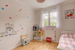 4 bedrooms, WiFi, bed sheets