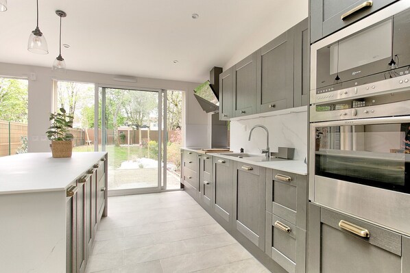 Private kitchen - Villa : Explorez les Trésors Cachés, Entouré de Charme et Attractions! (Montigny-le-Bretonneux)