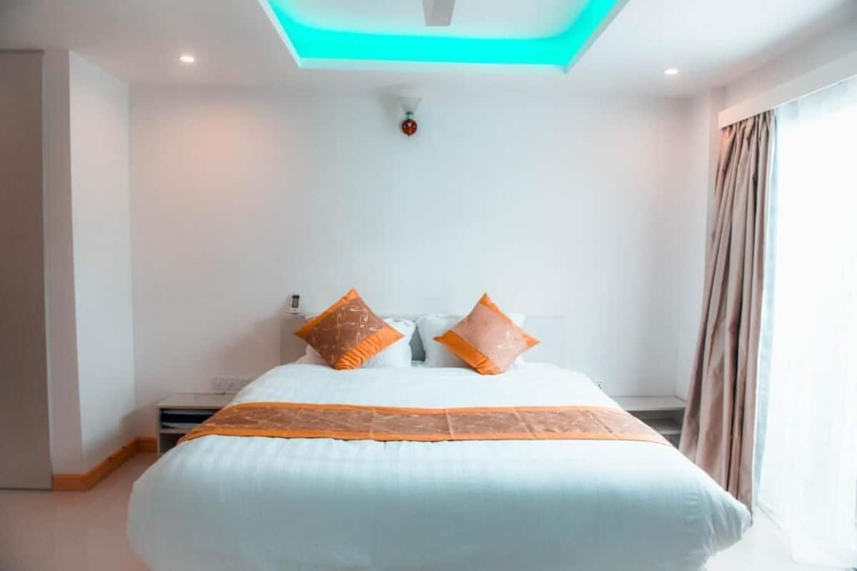 Habitación Deluxe doble, vistas a la ciudad | Caja fuerte y espacio para trabajar con un portátil