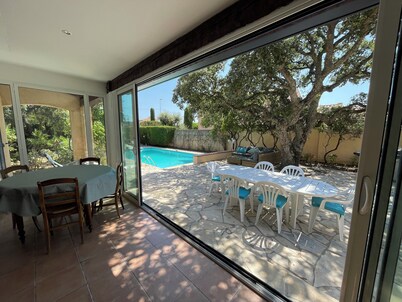 Spacious house with swimming pool 10 minutes from the sea. 