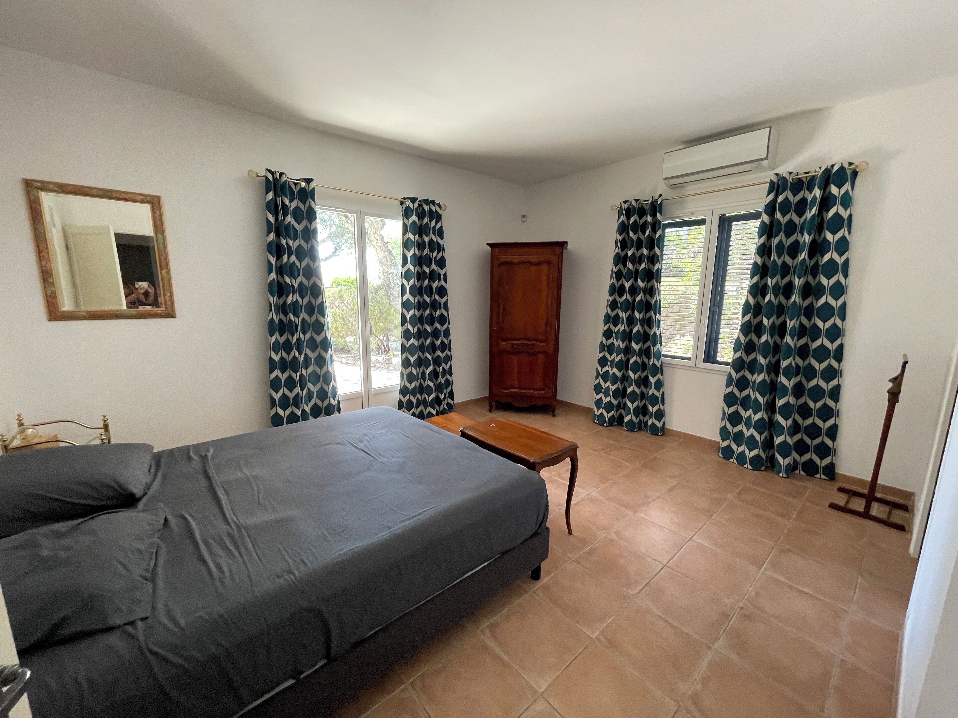 5 slaapkamers, een strijkplank/strijkijzer, reisbedje, wifi