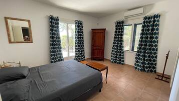 5 slaapkamers, een strijkplank/strijkijzer, reisbedje, wifi