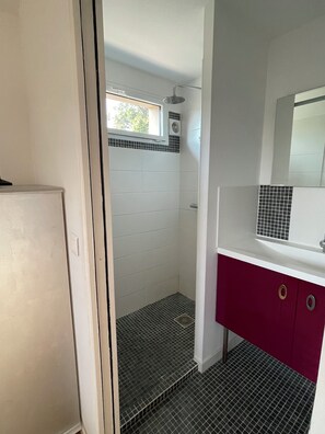 Shower, hair dryer, toilet paper - Spacious house with swimming pool 10 minutes from the sea.  (Roquebrune-sur-Argens)