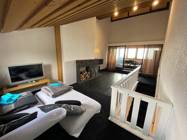 2 bedrooms, desk, iron/ironing board, travel cot - COZY PENTHOUSE in the middle of the BAVARIAN FOREST +NETFLIX +POOL +SAUNA +GYM (Sankt Englmar)