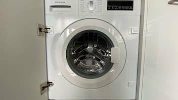Una lavadora de carga frontal Siemens iSensoric con un panel de control que muestra varias opciones.