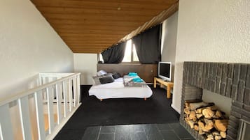 2 bedrooms, desk, iron/ironing board, travel cot
