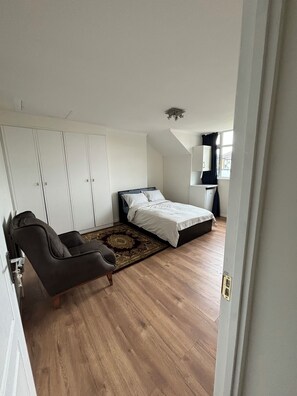 3 多间卧室、熨斗/熨衣板、WiFi、床单